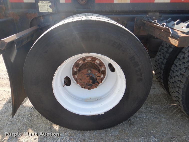 image for item GF9000 2006 Peterbilt 335 roll off container truck