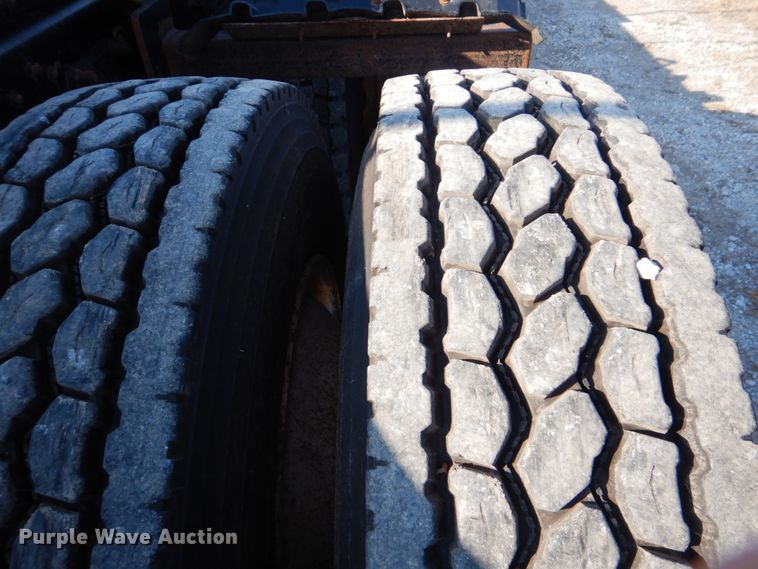 image for item GF9000 2006 Peterbilt 335 roll off container truck