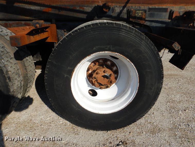 image for item GF9000 2006 Peterbilt 335 roll off container truck