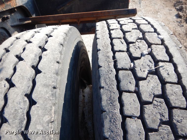 image for item GF9000 2006 Peterbilt 335 roll off container truck