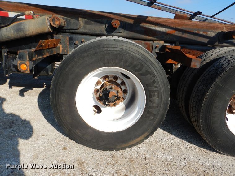image for item GF9000 2006 Peterbilt 335 roll off container truck