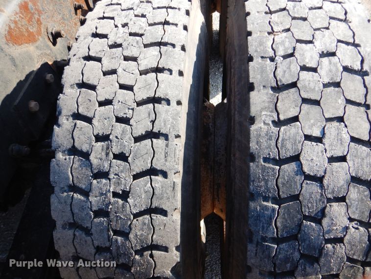 image for item GF9000 2006 Peterbilt 335 roll off container truck