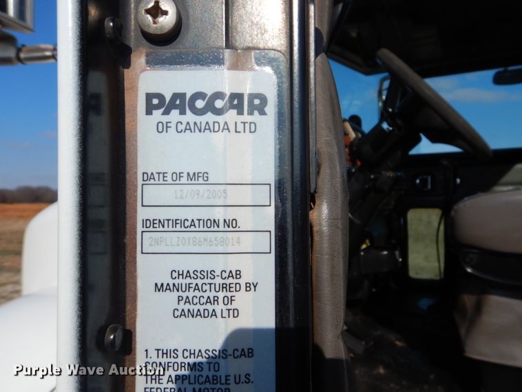 image for item GF9000 2006 Peterbilt 335 roll off container truck