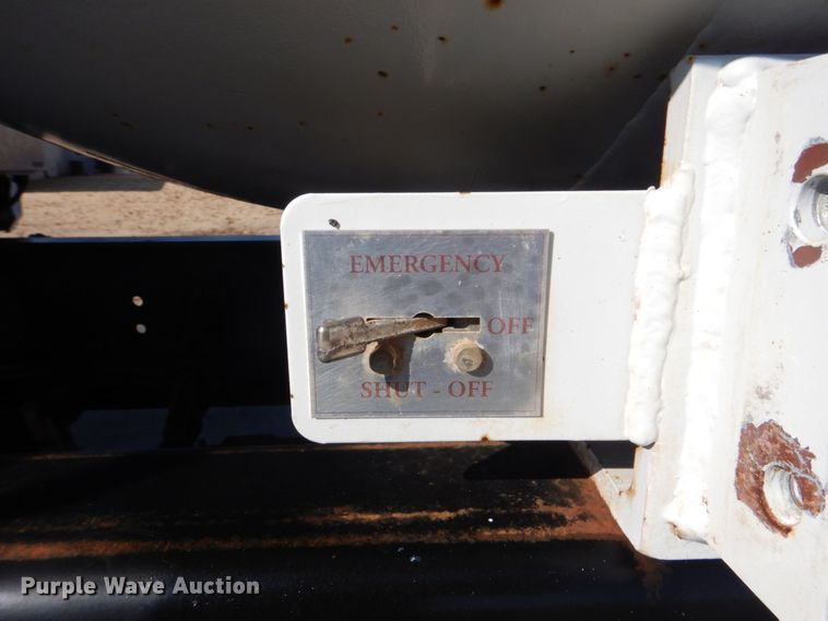 image for item GF9002 2004 Freightliner FL70 fuel truck