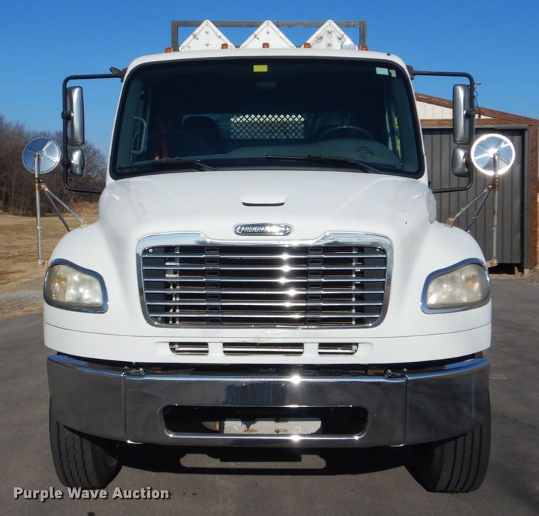 image for item GF9004 2007 Freightliner Business Class M2 flatbed truck