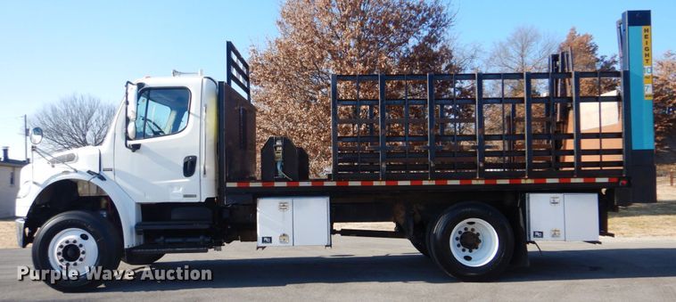 image for item GF9004 2007 Freightliner Business Class M2 flatbed truck