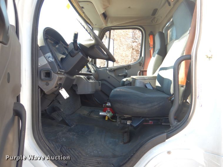 image for item GF9004 2007 Freightliner Business Class M2 flatbed truck