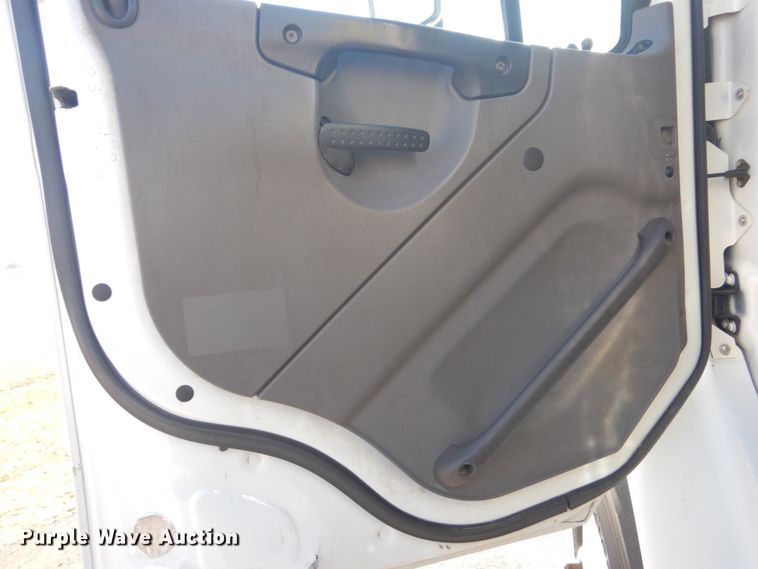 image for item GF9004 2007 Freightliner Business Class M2 flatbed truck