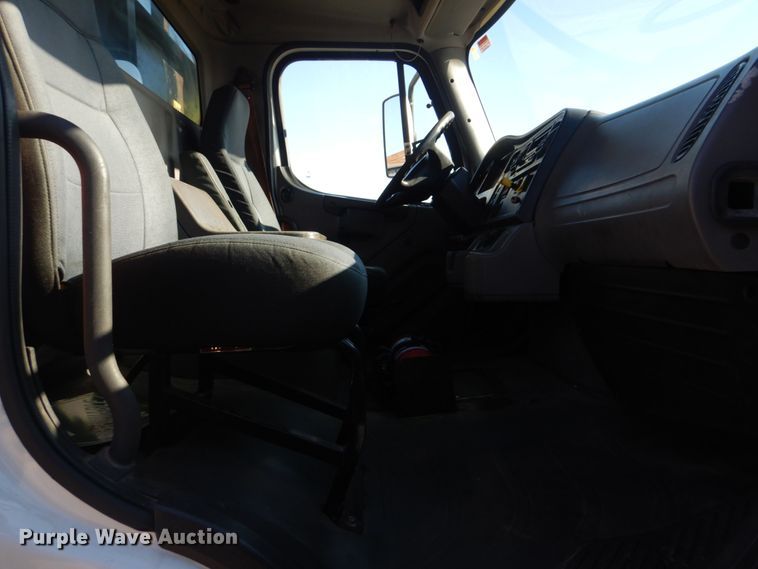 image for item GF9004 2007 Freightliner Business Class M2 flatbed truck