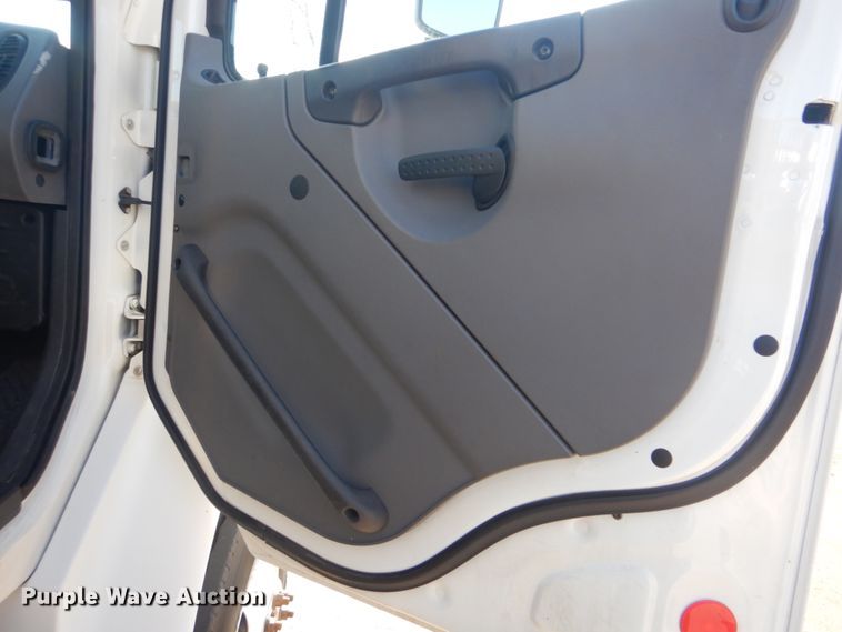 image for item GF9004 2007 Freightliner Business Class M2 flatbed truck