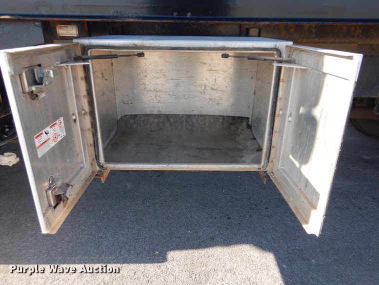 image for item GF9004 2007 Freightliner Business Class M2 flatbed truck