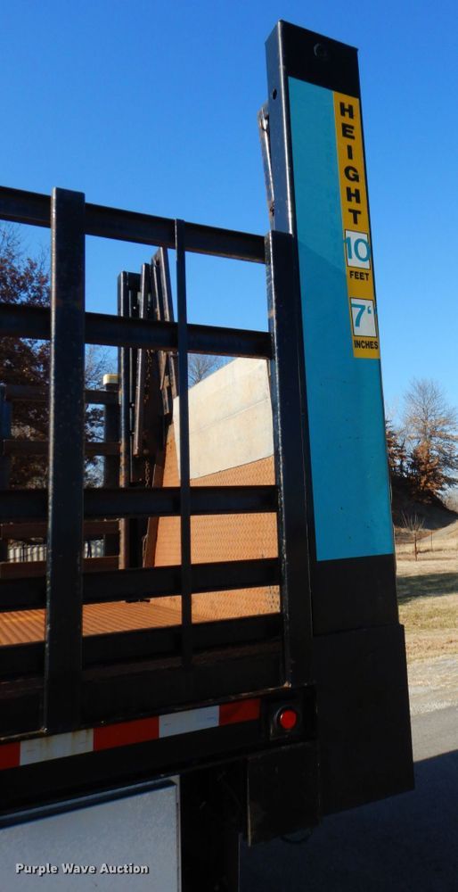 image for item GF9004 2007 Freightliner Business Class M2 flatbed truck