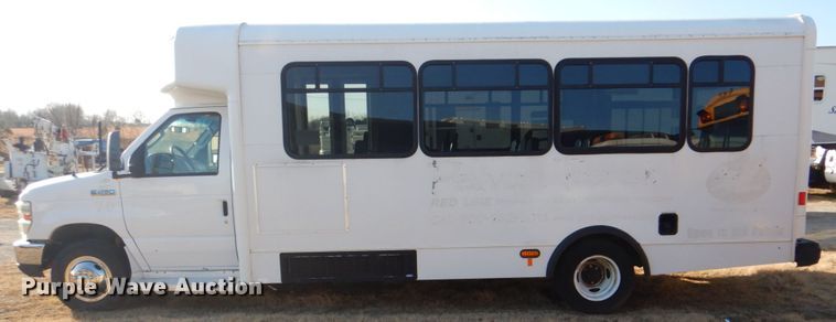 image for item GF9006 2008 Ford Econoline E450 shuttle bus