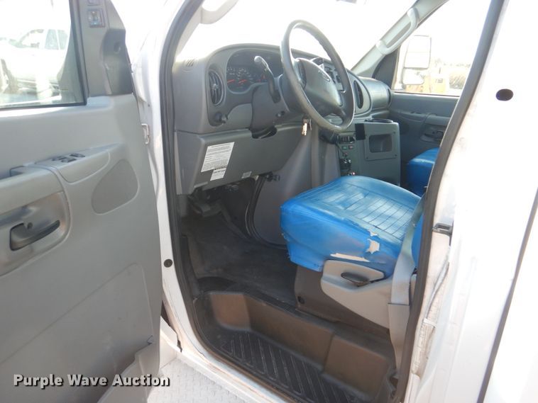 image for item GF9006 2008 Ford Econoline E450 shuttle bus