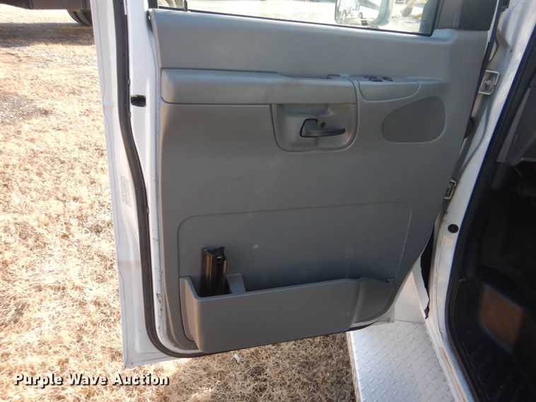 image for item GF9006 2008 Ford Econoline E450 shuttle bus