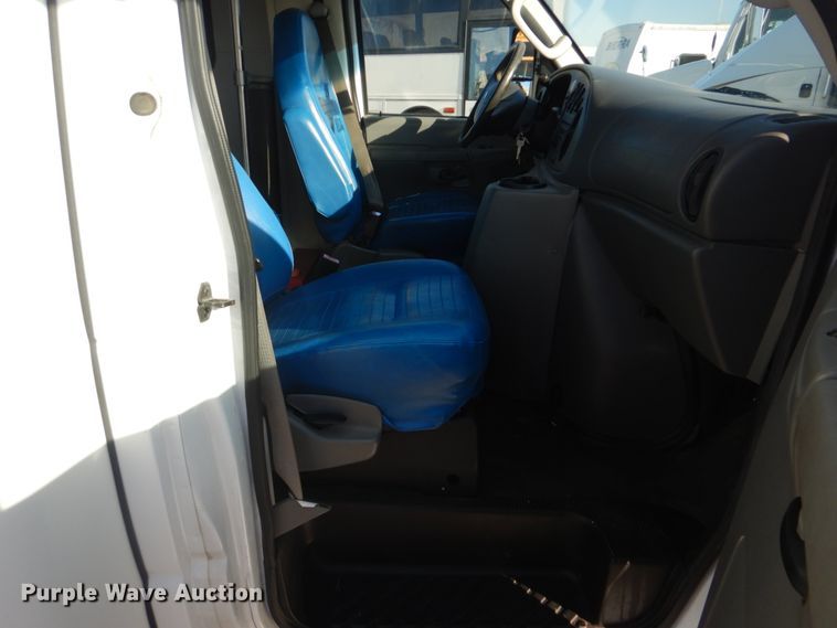 image for item GF9006 2008 Ford Econoline E450 shuttle bus