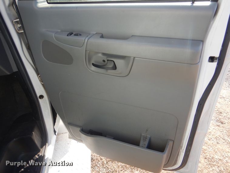 image for item GF9006 2008 Ford Econoline E450 shuttle bus