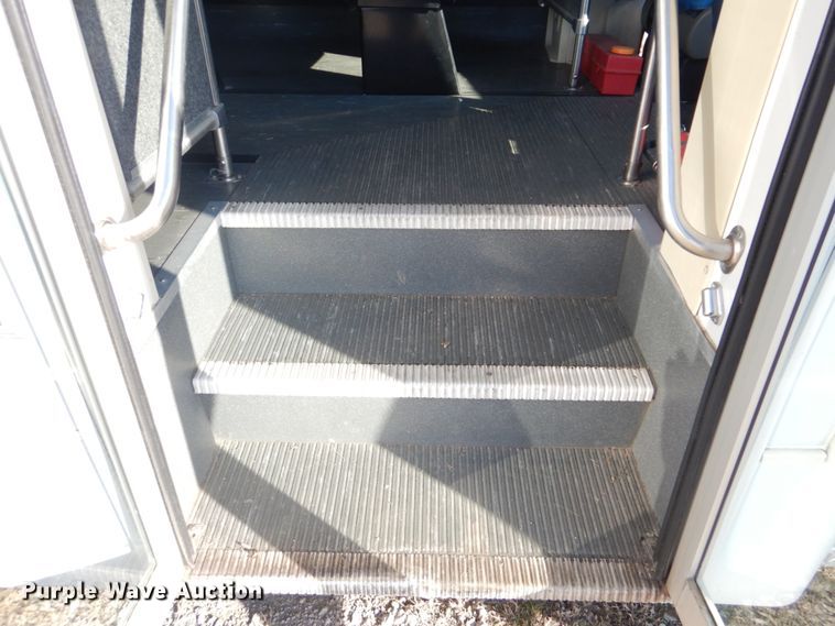 image for item GF9006 2008 Ford Econoline E450 shuttle bus