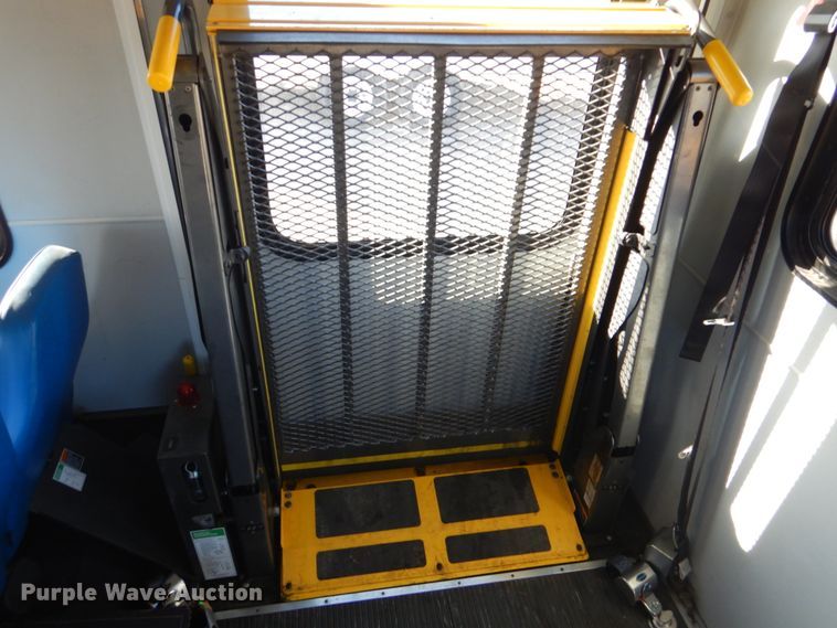 image for item GF9006 2008 Ford Econoline E450 shuttle bus