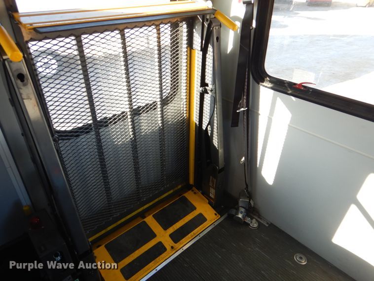 image for item GF9006 2008 Ford Econoline E450 shuttle bus