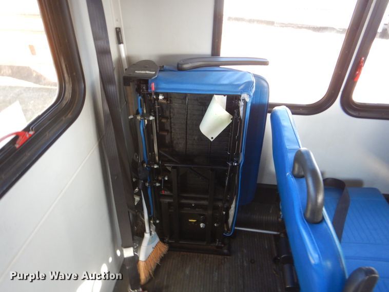 image for item GF9006 2008 Ford Econoline E450 shuttle bus