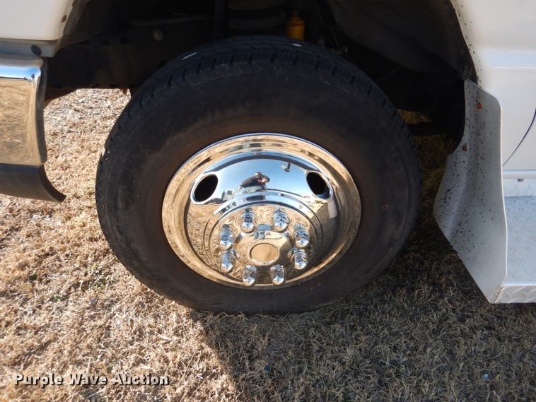 image for item GF9006 2008 Ford Econoline E450 shuttle bus