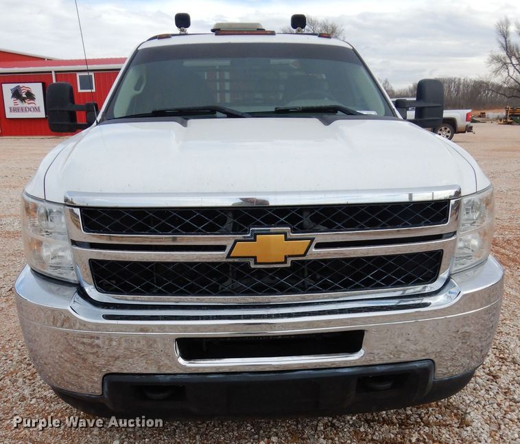 image for item GF9841 2013 Chevrolet Silverado 3500HD flatbed pickup truck