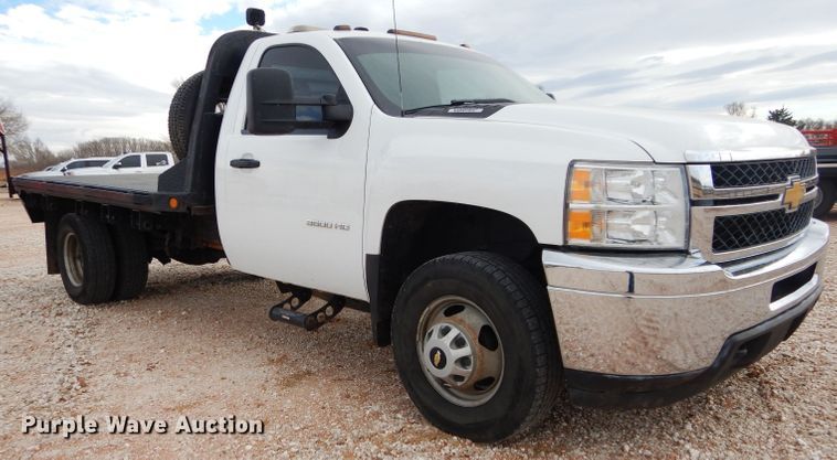 image for item GF9841 2013 Chevrolet Silverado 3500HD flatbed pickup truck