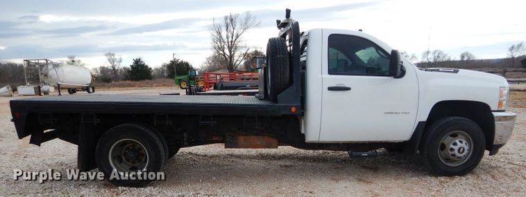 image for item GF9841 2013 Chevrolet Silverado 3500HD flatbed pickup truck