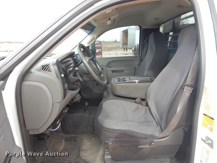 image for item GF9841 2013 Chevrolet Silverado 3500HD flatbed pickup truck