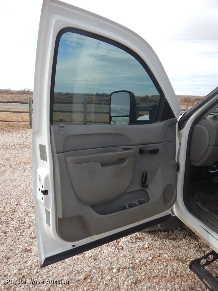 image for item GF9841 2013 Chevrolet Silverado 3500HD flatbed pickup truck