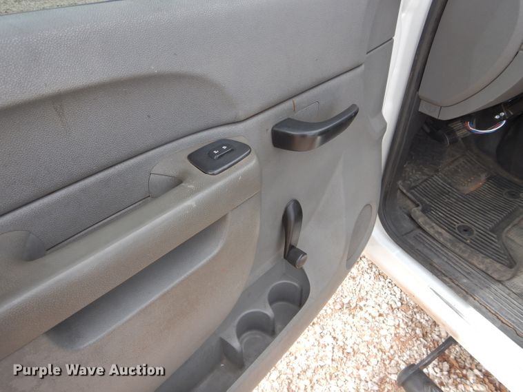 image for item GF9841 2013 Chevrolet Silverado 3500HD flatbed pickup truck