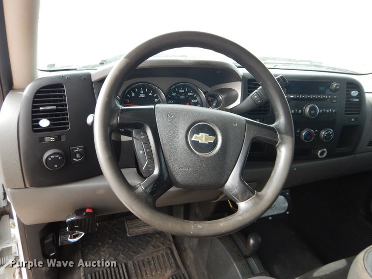 image for item GF9841 2013 Chevrolet Silverado 3500HD flatbed pickup truck