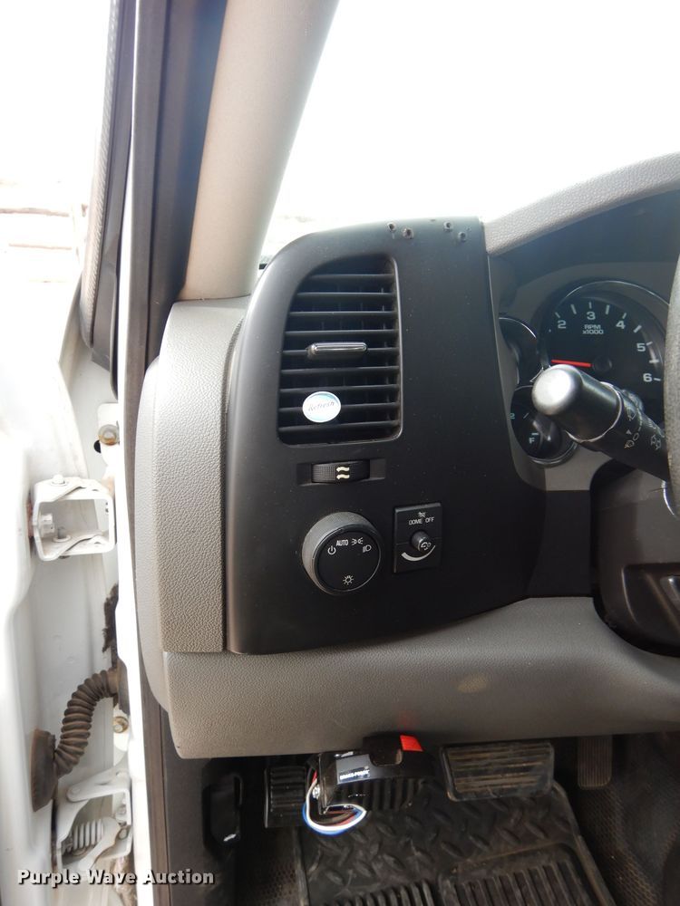 image for item GF9841 2013 Chevrolet Silverado 3500HD flatbed pickup truck