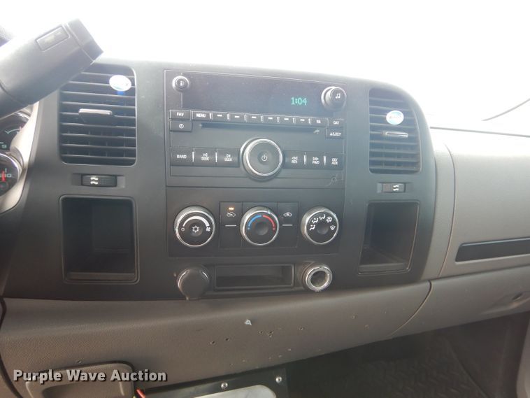 image for item GF9841 2013 Chevrolet Silverado 3500HD flatbed pickup truck