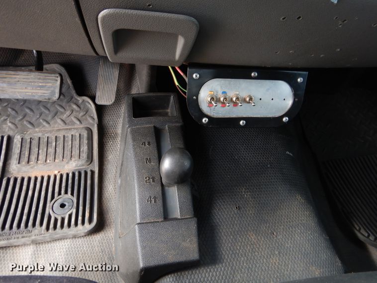 image for item GF9841 2013 Chevrolet Silverado 3500HD flatbed pickup truck