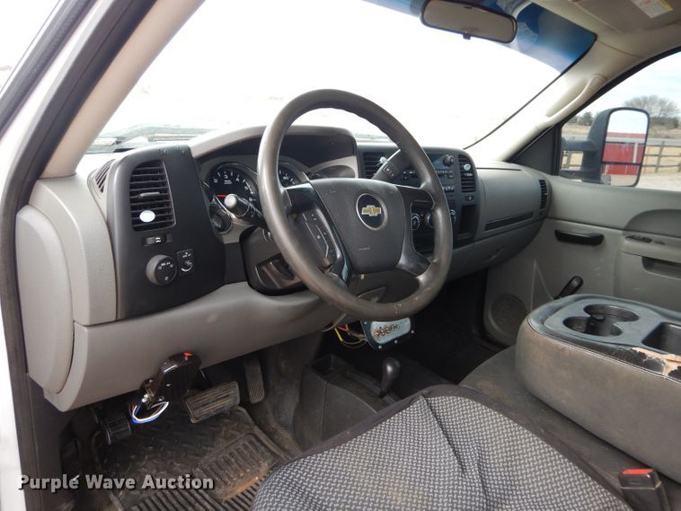 image for item GF9841 2013 Chevrolet Silverado 3500HD flatbed pickup truck