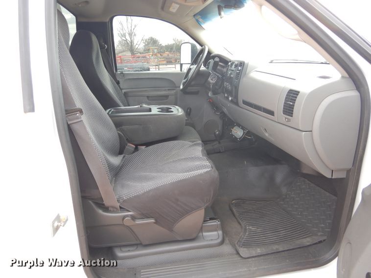 image for item GF9841 2013 Chevrolet Silverado 3500HD flatbed pickup truck