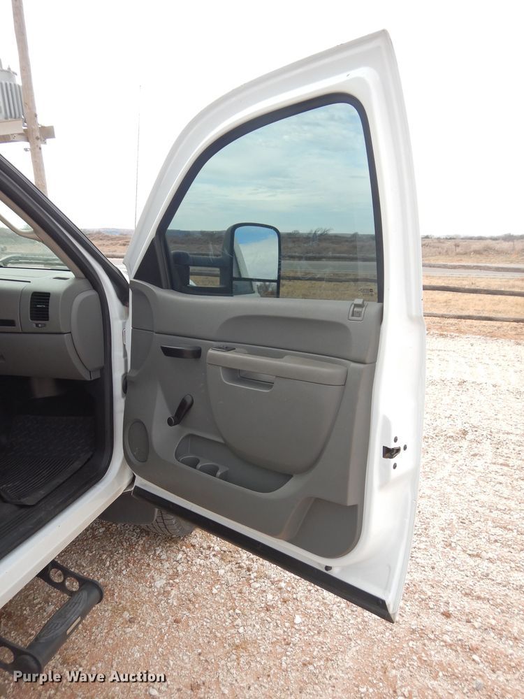 image for item GF9841 2013 Chevrolet Silverado 3500HD flatbed pickup truck