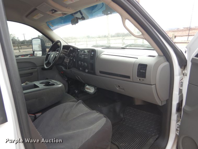 image for item GF9841 2013 Chevrolet Silverado 3500HD flatbed pickup truck