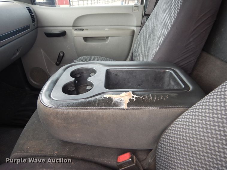 image for item GF9841 2013 Chevrolet Silverado 3500HD flatbed pickup truck