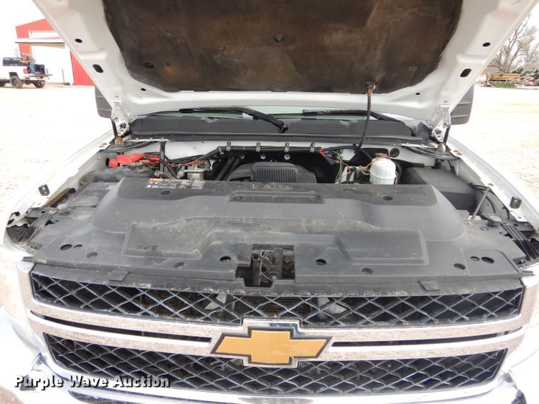 image for item GF9841 2013 Chevrolet Silverado 3500HD flatbed pickup truck