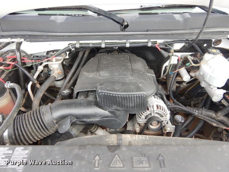 image for item GF9841 2013 Chevrolet Silverado 3500HD flatbed pickup truck