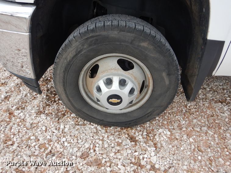 image for item GF9841 2013 Chevrolet Silverado 3500HD flatbed pickup truck