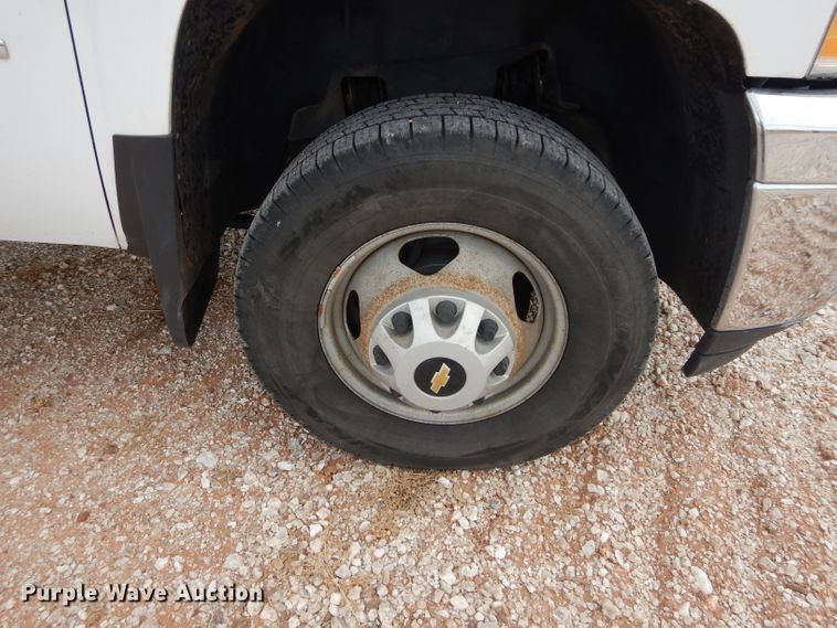 image for item GF9841 2013 Chevrolet Silverado 3500HD flatbed pickup truck