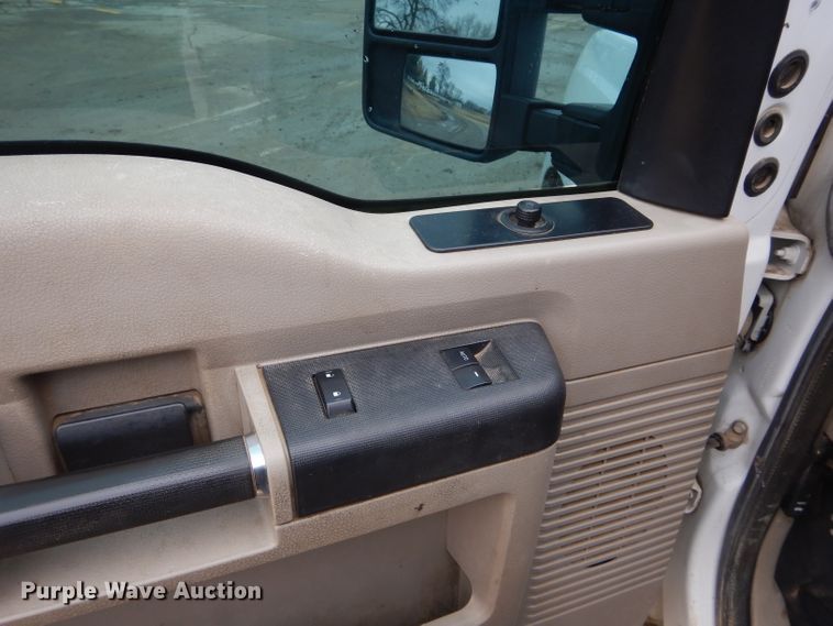 image for item GF9848 2008 Ford F350 XL Super Duty SuperCab utility bed pickup truck