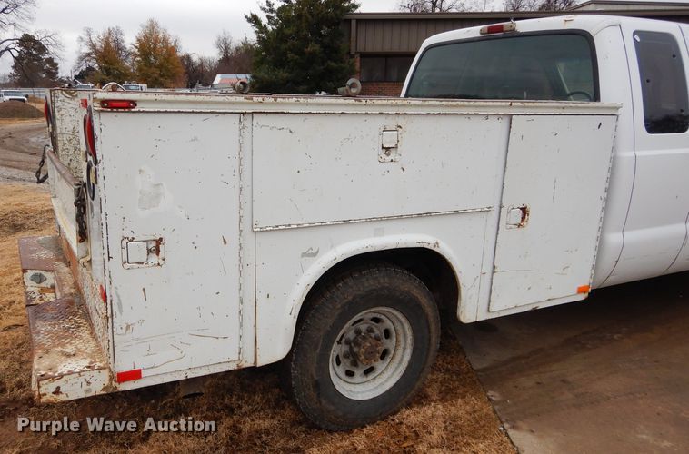 image for item GF9849 2001 Ford F250 Super Duty SuperCab utility bed pickup truck