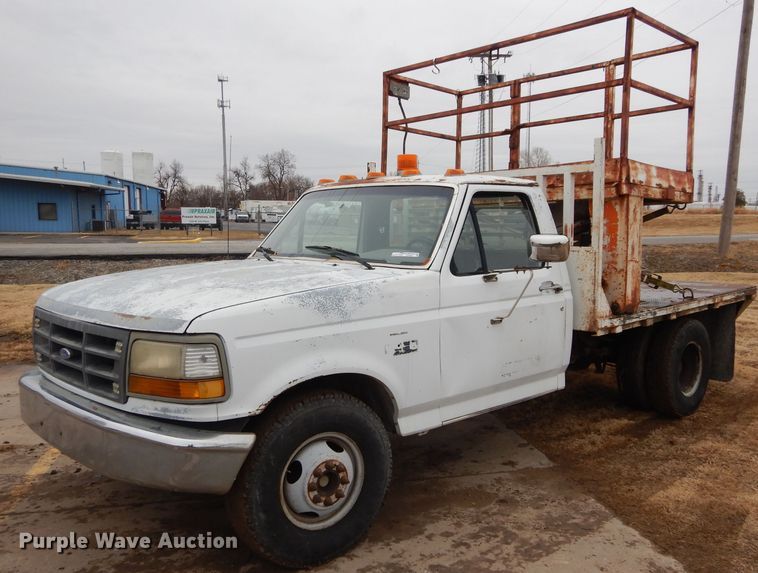 image for item GF9852 1992 Ford F350 flatbed pickup truck