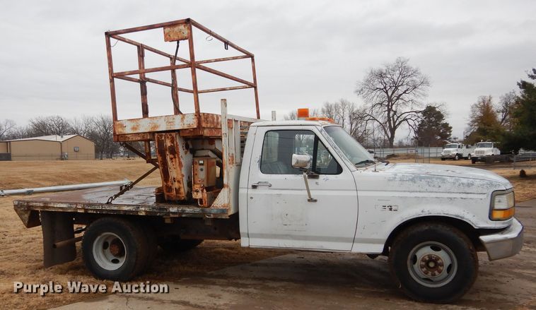 image for item GF9852 1992 Ford F350 flatbed pickup truck