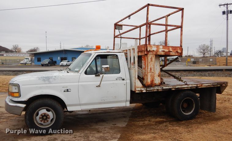 image for item GF9852 1992 Ford F350 flatbed pickup truck